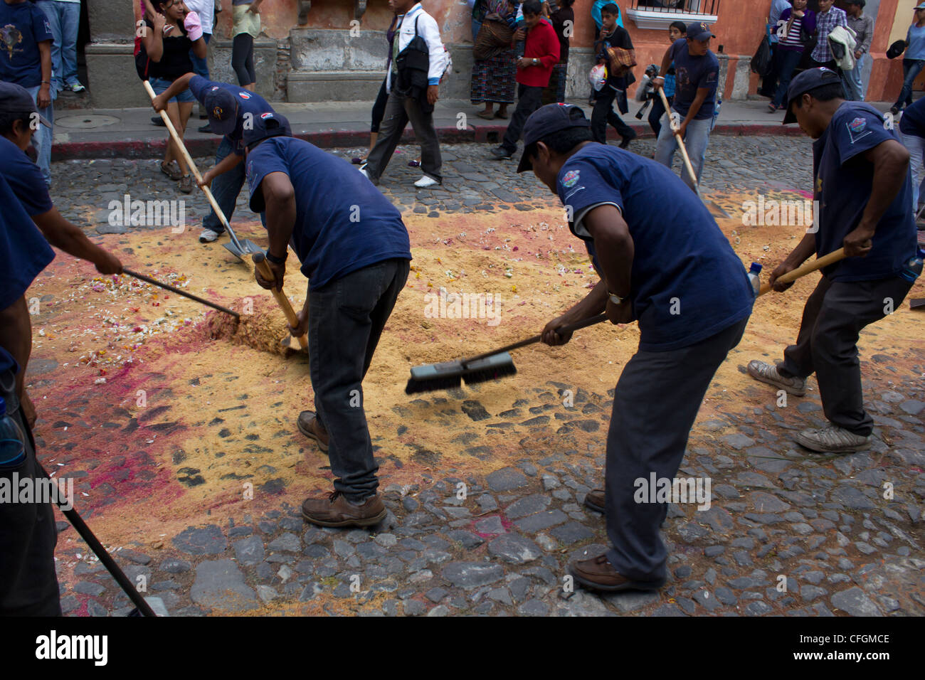 Pulizia dei lavoratori la strada dopo la processione pass Foto Stock