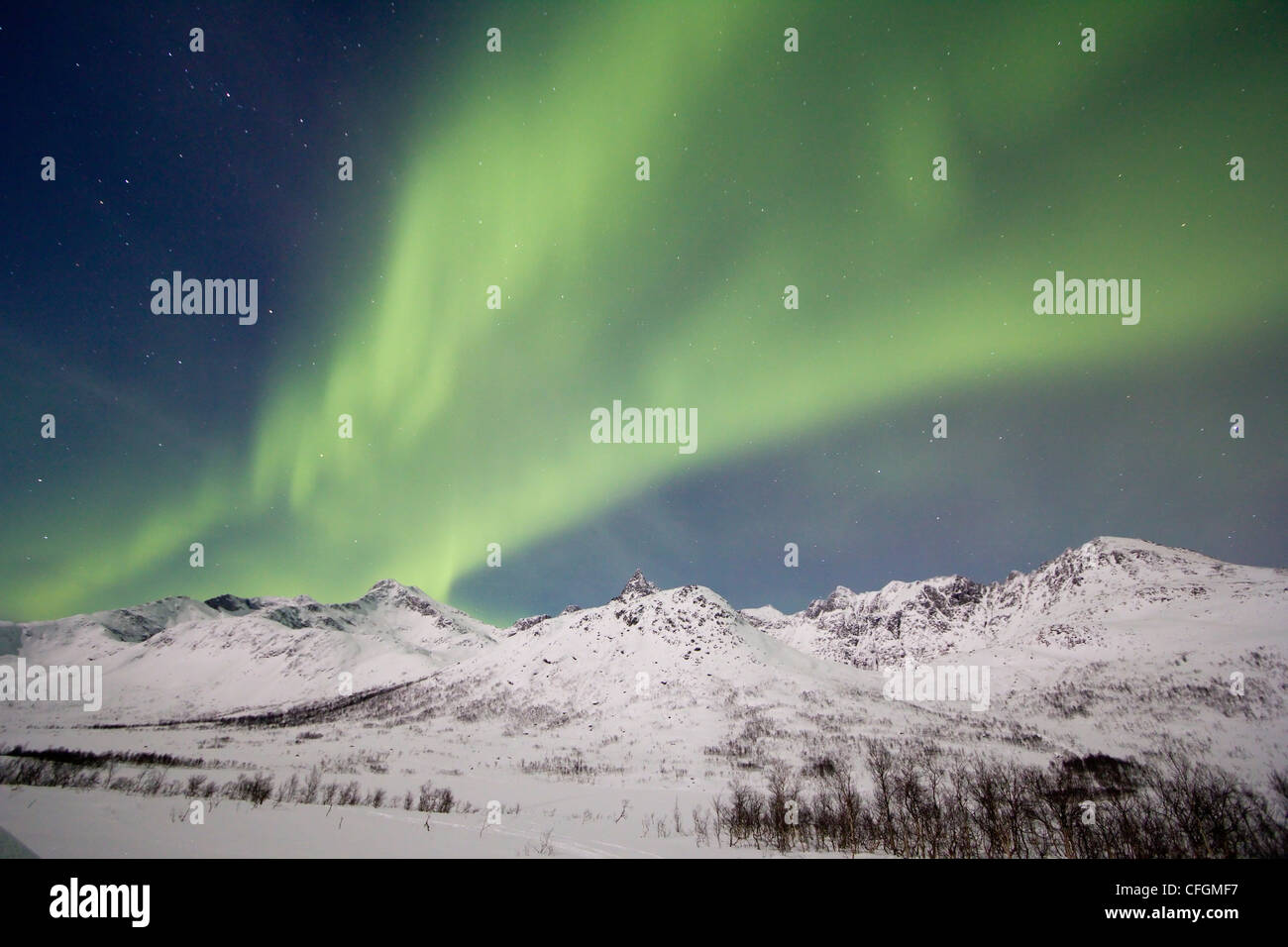 Aurora boreale o le luci del nord in movimento attraverso il cielo notturno entro il Circolo Polare Artico Tromso Troms regione Norvegia 2012 migliori Foto Stock