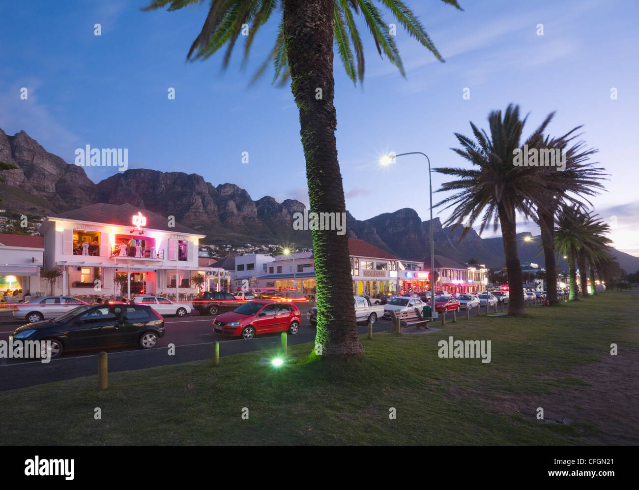 Ristoranti e bar lungo il Victoria Road a Camps Bay di notte. Cape Town. Sud Africa Foto Stock
