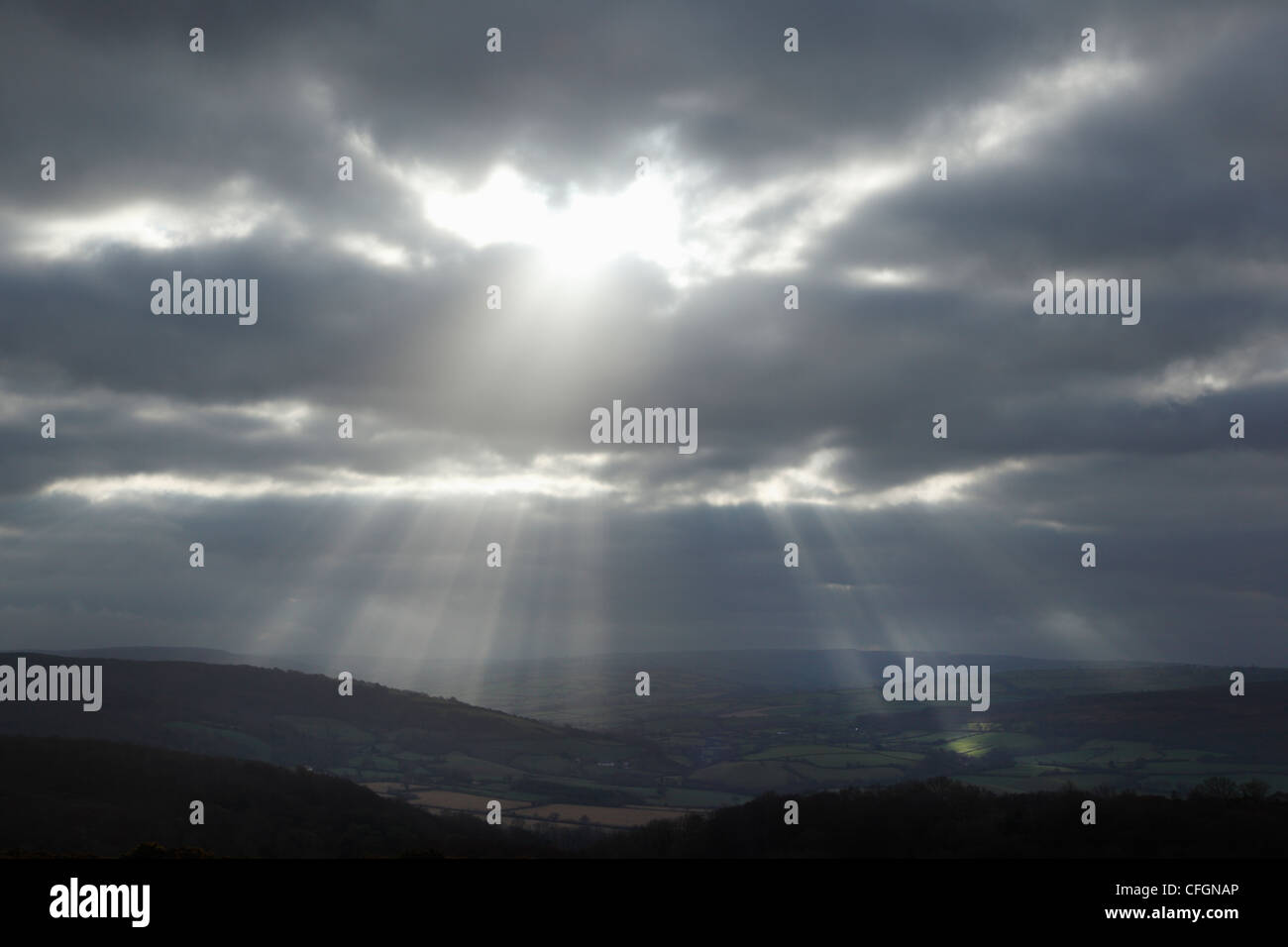 Cielo tempestoso oltre il Parco Nazionale di Exmoor. Somerset. In Inghilterra. Regno Unito. Foto Stock