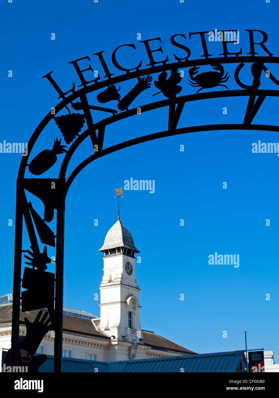 Segno di ingresso e la torre dell orologio a Leicester Mercato in Leicester city centre LEICESTERSHIRE REGNO UNITO Inghilterra Foto Stock