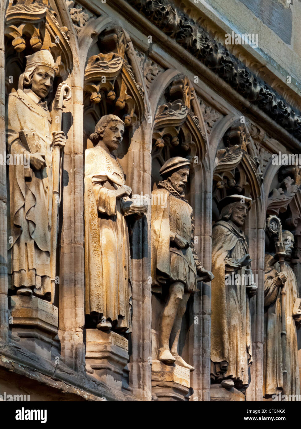 Statue di pietra decorare le pareti esterne di Leicester cattedrale una Cattedrale Anglicana di Leicester City Inghilterra REGNO UNITO Foto Stock