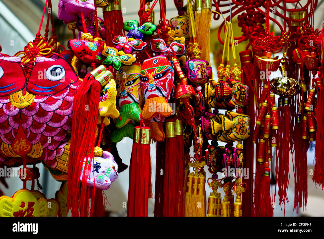 Aquiloni, maschere e tessuto decorazioni festeggiare il Capodanno cinese. Foto Stock