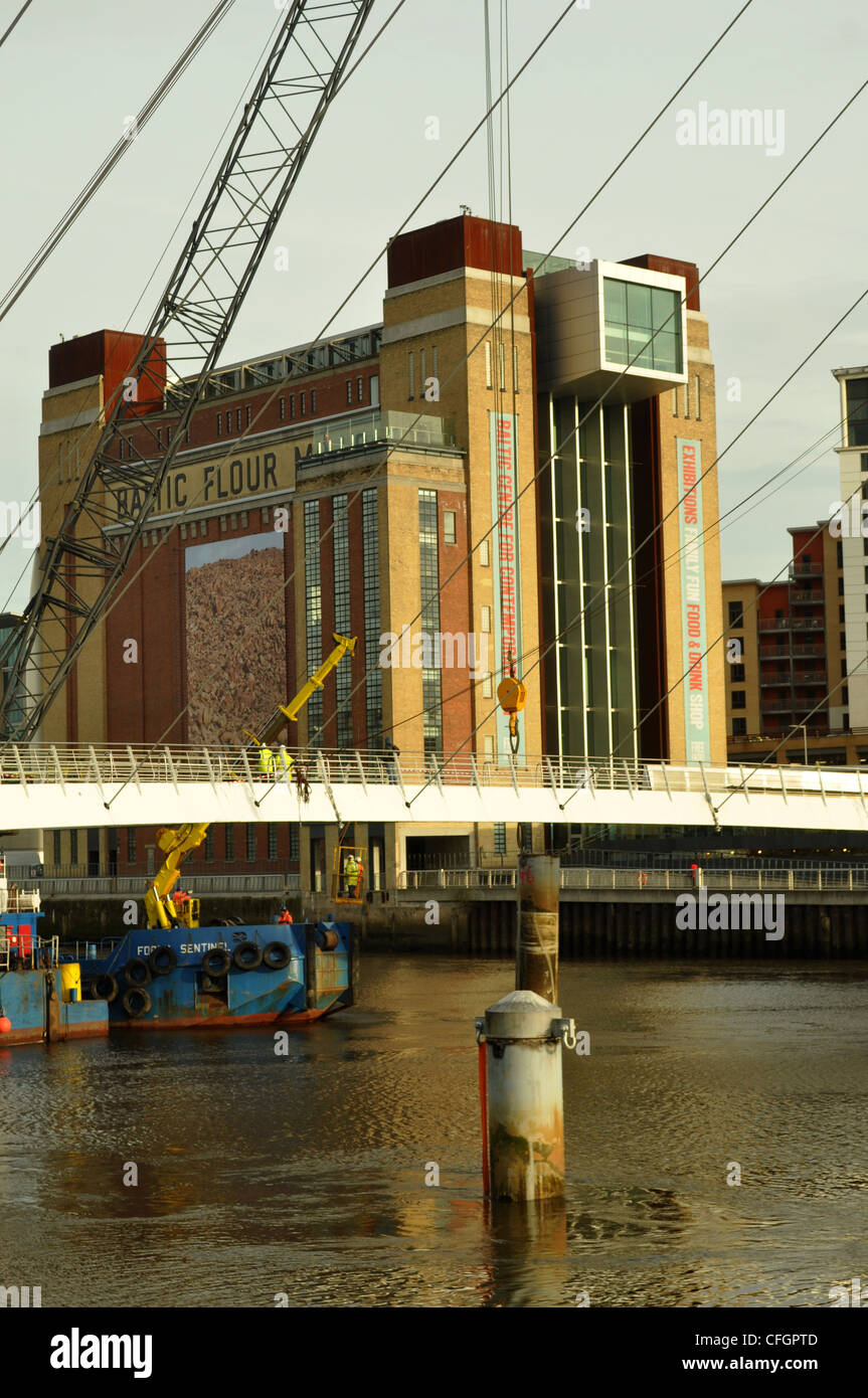 Millennium bridge Newcastle upon Tyne lampeggiante occhio catena avvertimento gate Baltic art center Gateshead quayside Malmaison paracarri Foto Stock