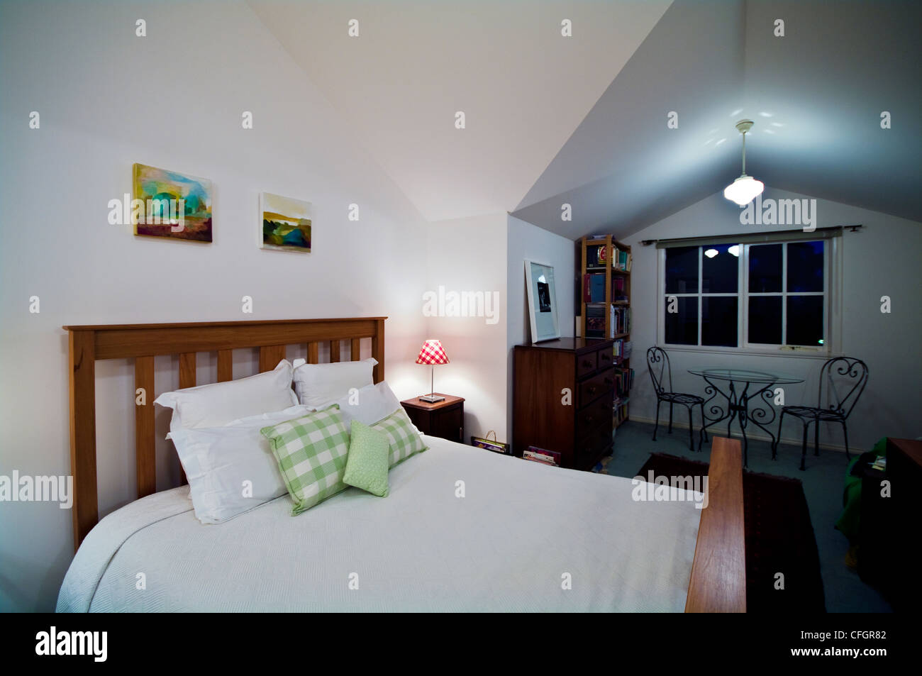 Camera da letto al piano superiore con soffitto a volta in una città interna townhouse. Foto Stock