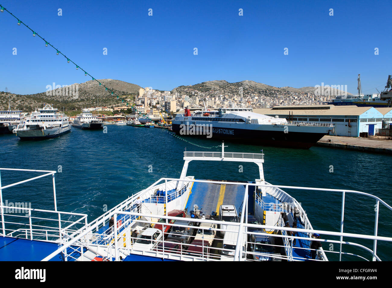 Atene Grecia PERAMA vista dal traghetto per auto a salamina di Perama Foto Stock