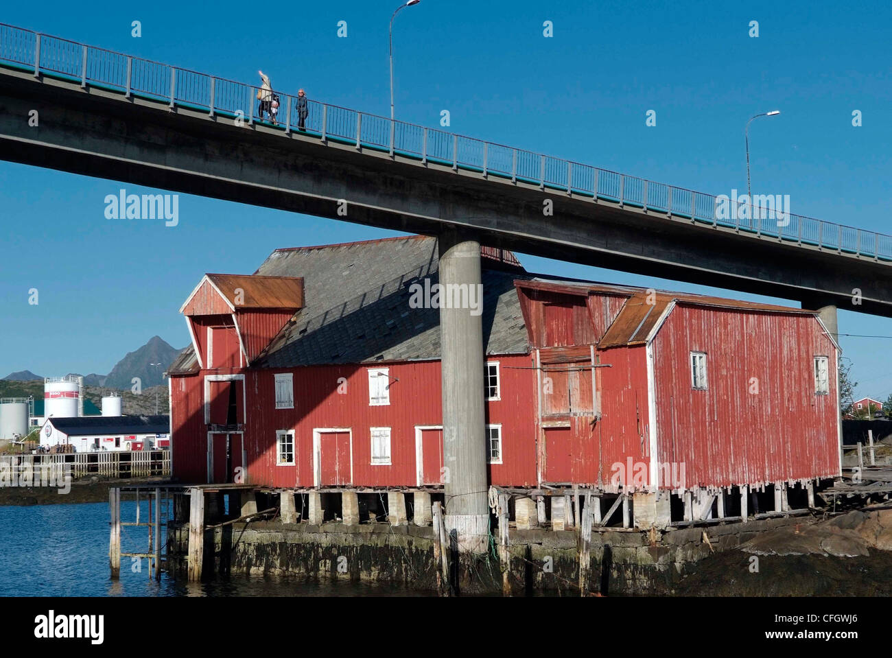 Norvegia Isole Lofoten Svolvaer - isola di capitale del gruppo. - molo vecchio magazzino laterale e un ponte pedonale. Foto Stock