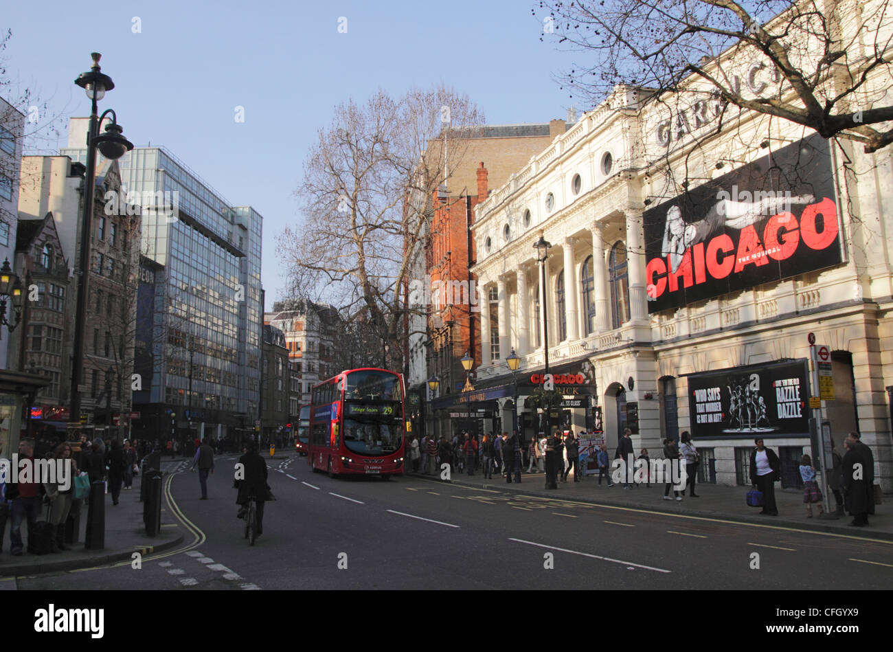 Charing Cross Road Londra Garrick Theatre sul lato destro Foto Stock