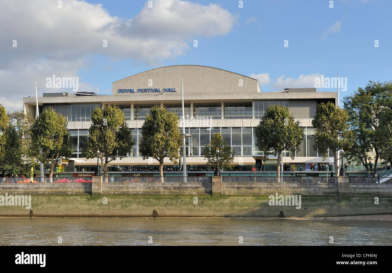 Royal Festival Hall Fiume Tamigi Londra Inghilterra REGNO UNITO Foto Stock