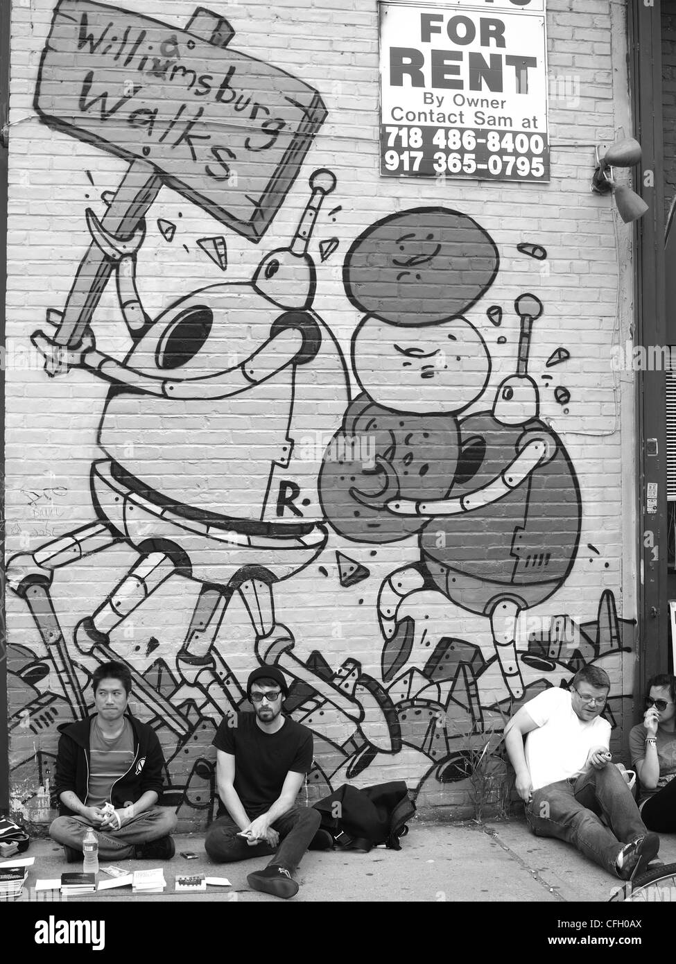 Venditori ambulanti seduti nella parte anteriore della parete arte, Brooklyn, New York Foto Stock