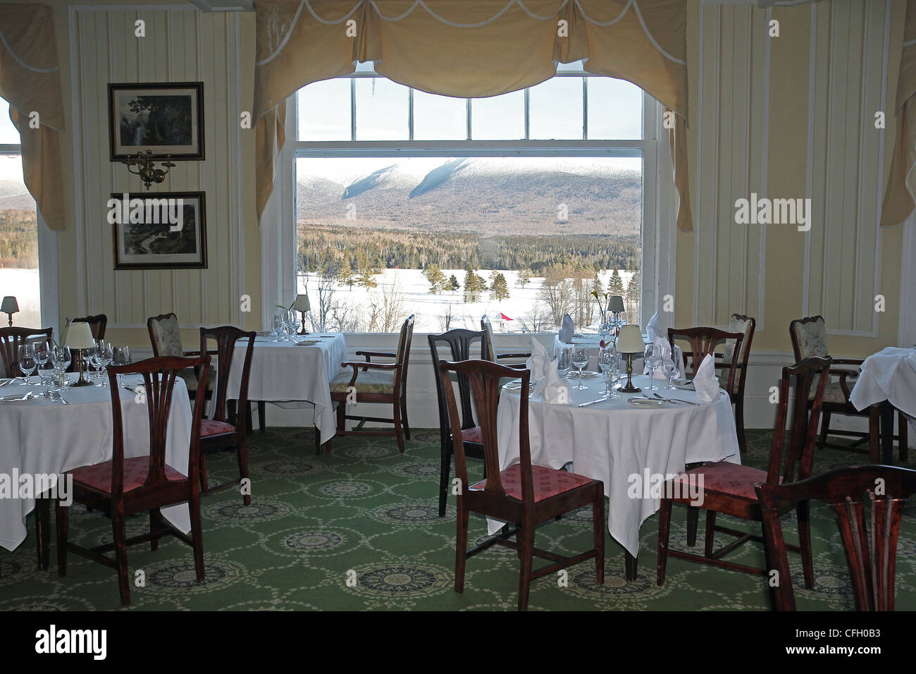 Vista del paesaggio invernale attraverso una finestra nella sala da pranzo dell'Omni Mount Washington Hotel Foto Stock
