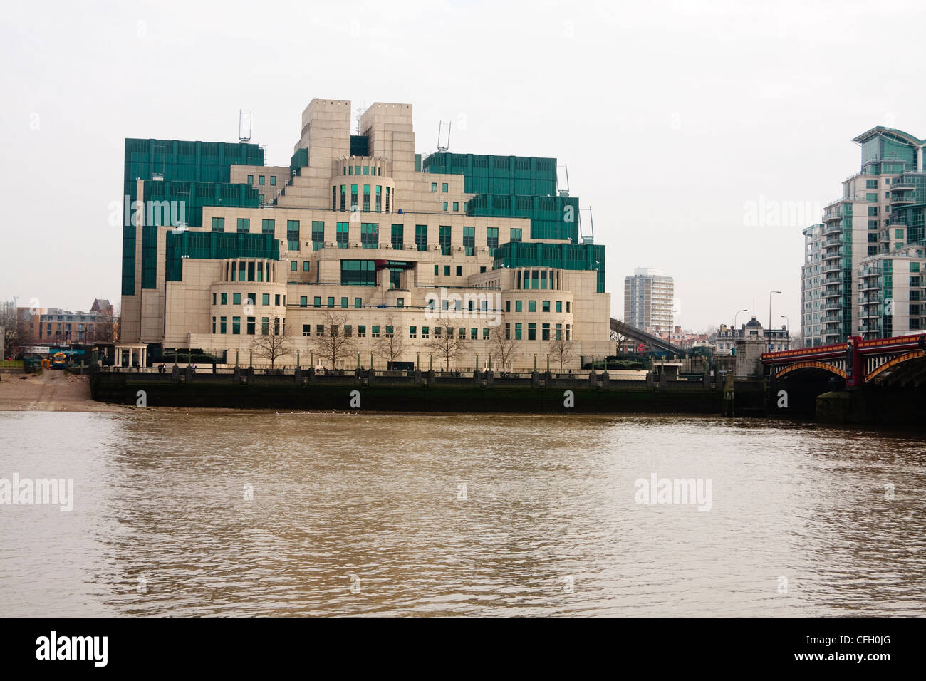 Vista del SIS (Secret Intelligence Service o MI6) sede presso Vauxhall Cross da Millbank, London, Regno Unito Foto Stock