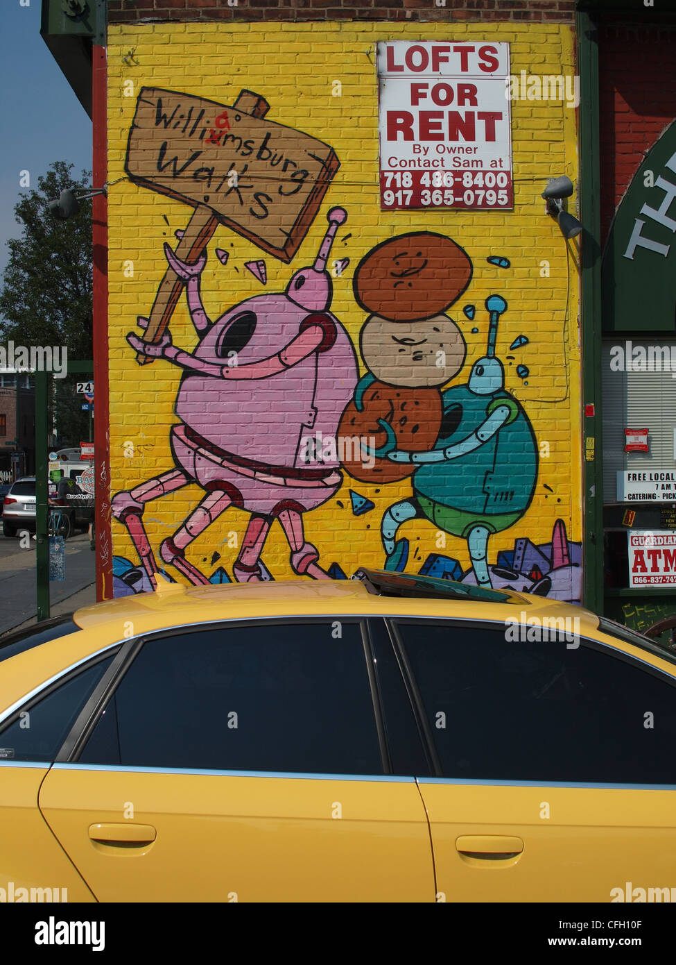 L'arte al muro e giallo auto, Brooklyn, New York Foto Stock