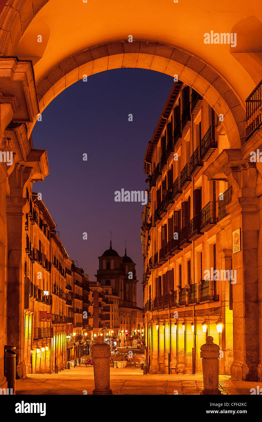 Plaza mayor arch vista della chiesa di san isidro el real madrid, Spagna Foto Stock
