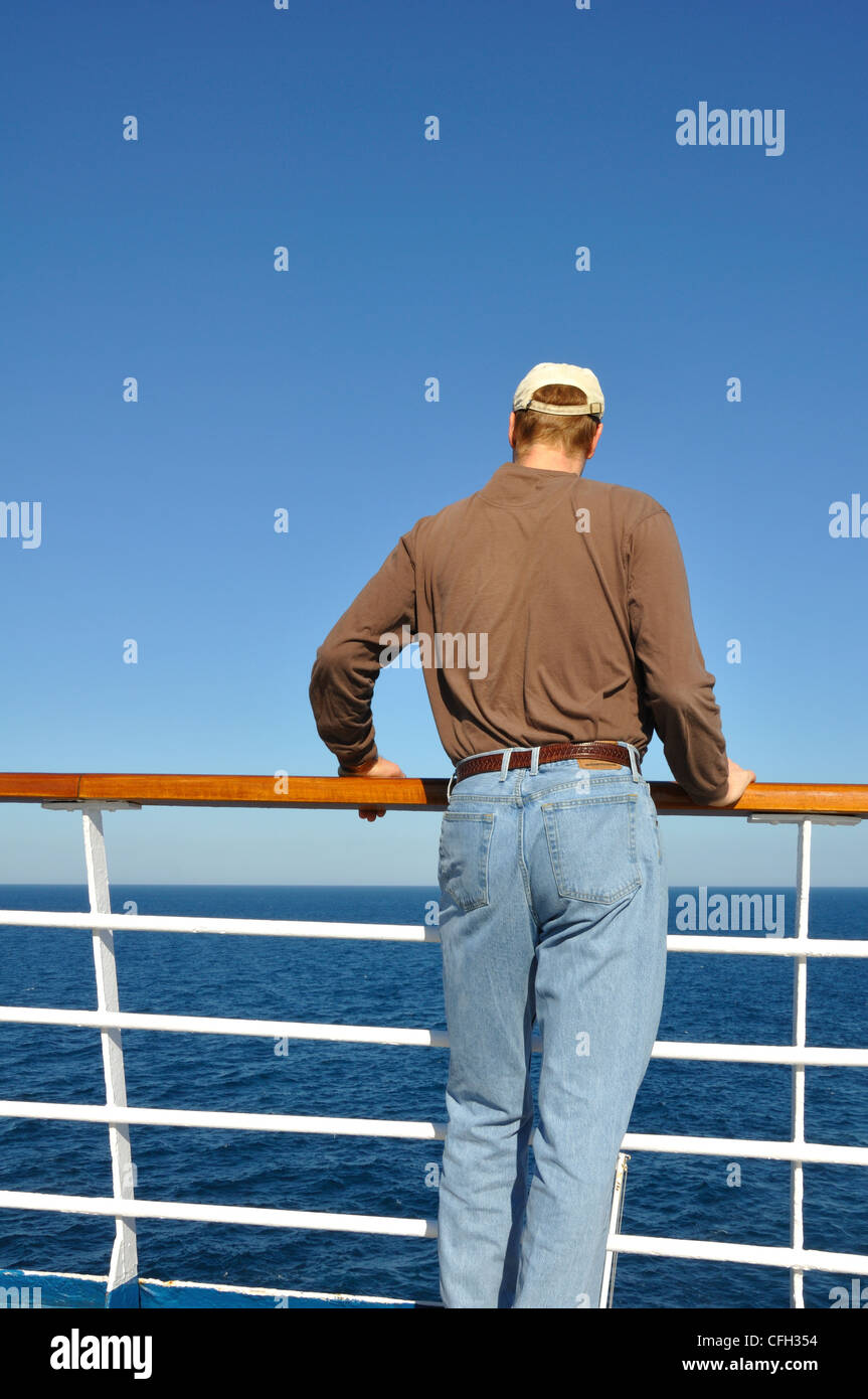 Uomo su una nave da crociera Foto Stock