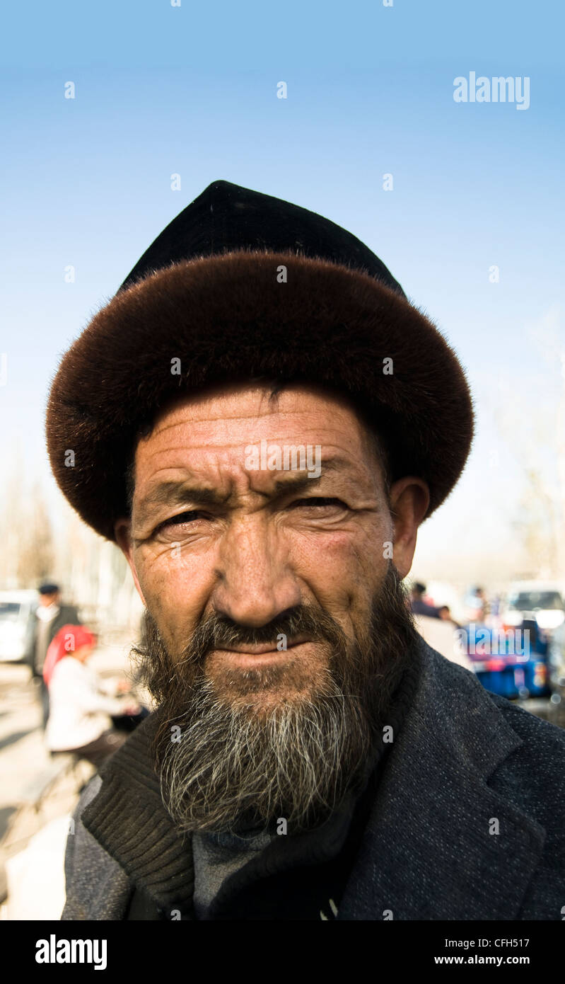 Ritratto di un uomo uigura preso in un mercato settimanale in zone rurali nello Xinjiang. Foto Stock