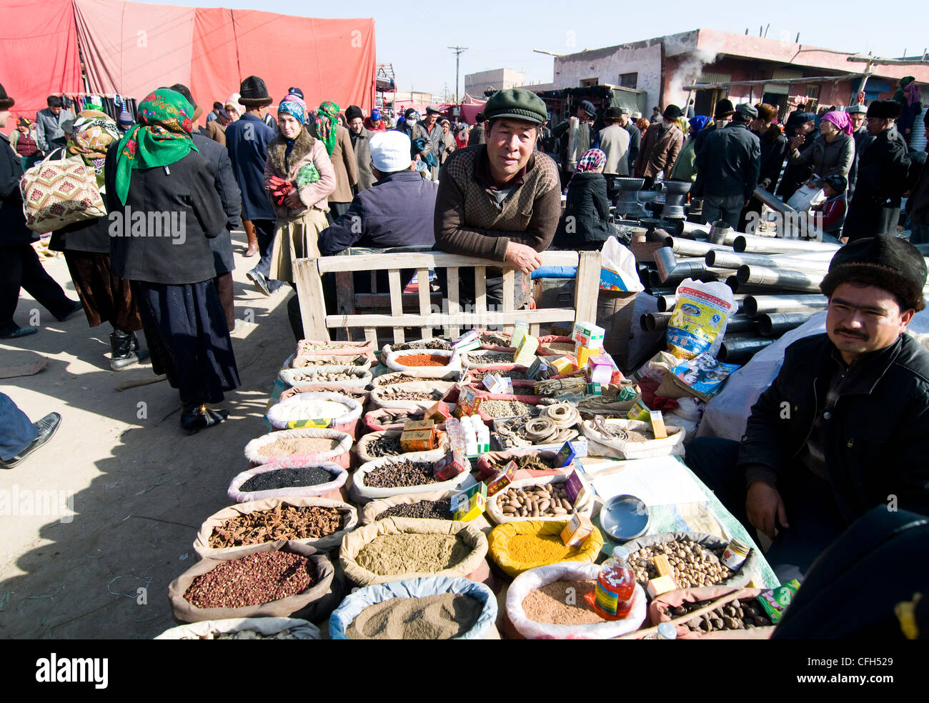 Un colorato di stallo delle spezie in un vivace centro di mercato asiatico. Foto Stock