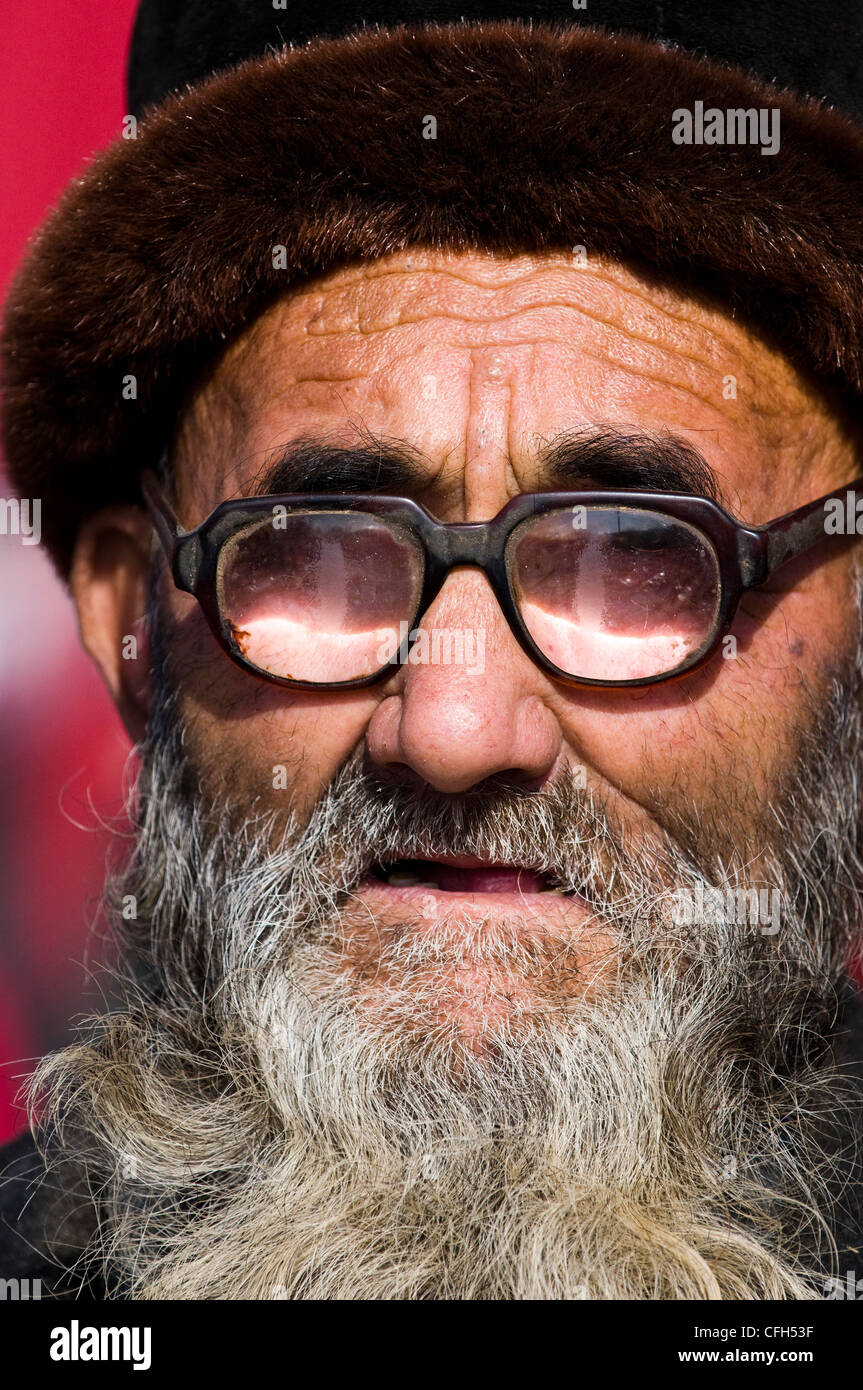 Ritratto di un uomo uigura preso in un mercato settimanale in zone rurali nello Xinjiang. Foto Stock