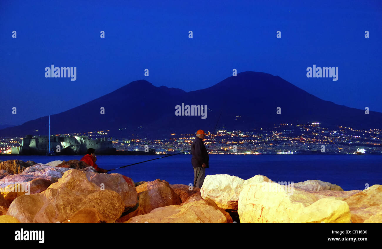 Il golfo di Napoli e del Vesuvio dalla notte. Foto Stock