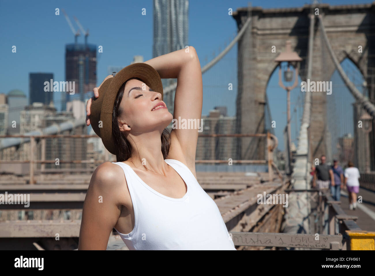 Bella Donna al ponte di Brooklyn Foto Stock