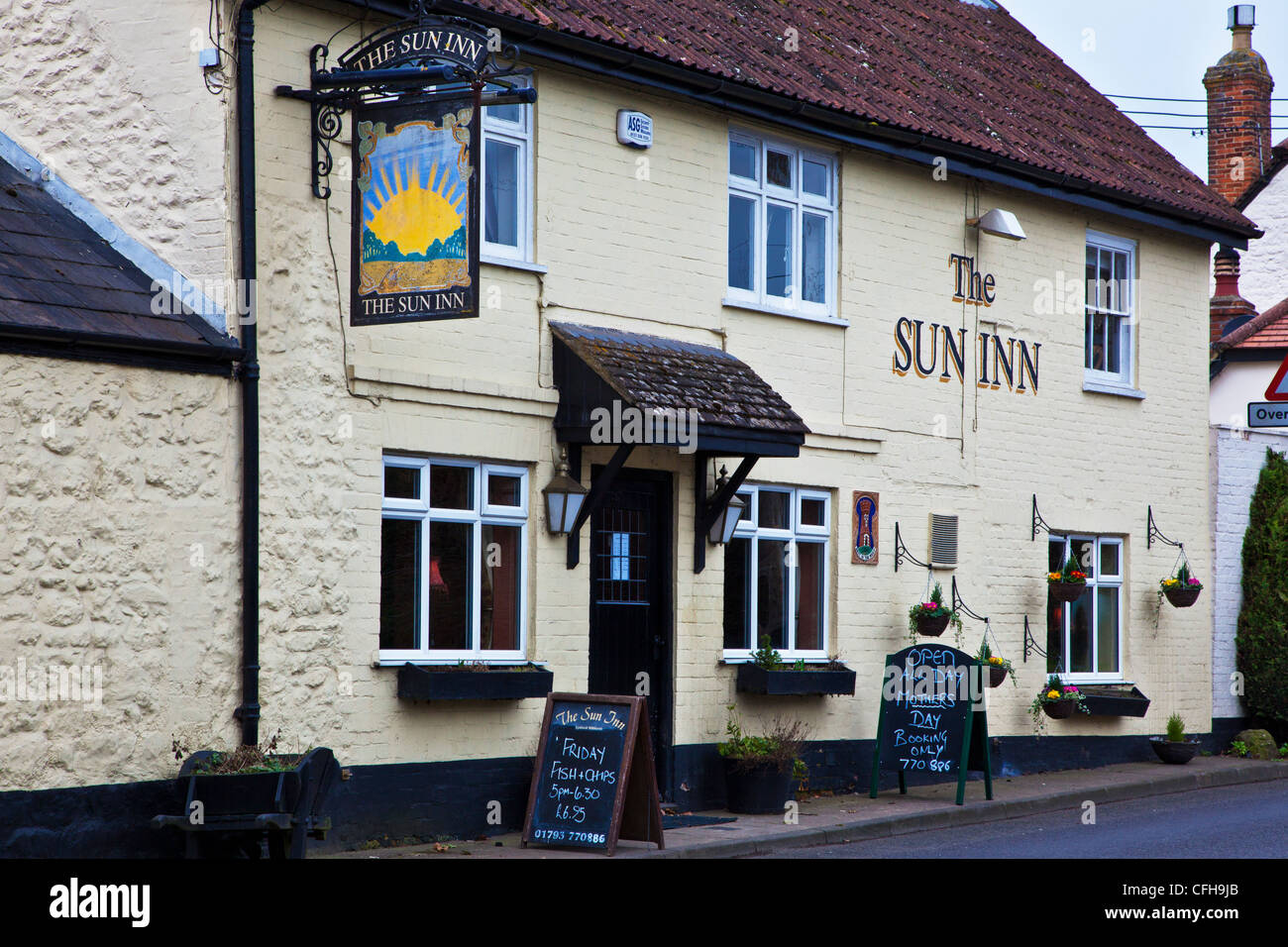 Sun Inn pub un tipico villaggio inn in Lydiard Millicent, Swindon, Wiltshire, Inghilterra, Regno Unito Foto Stock