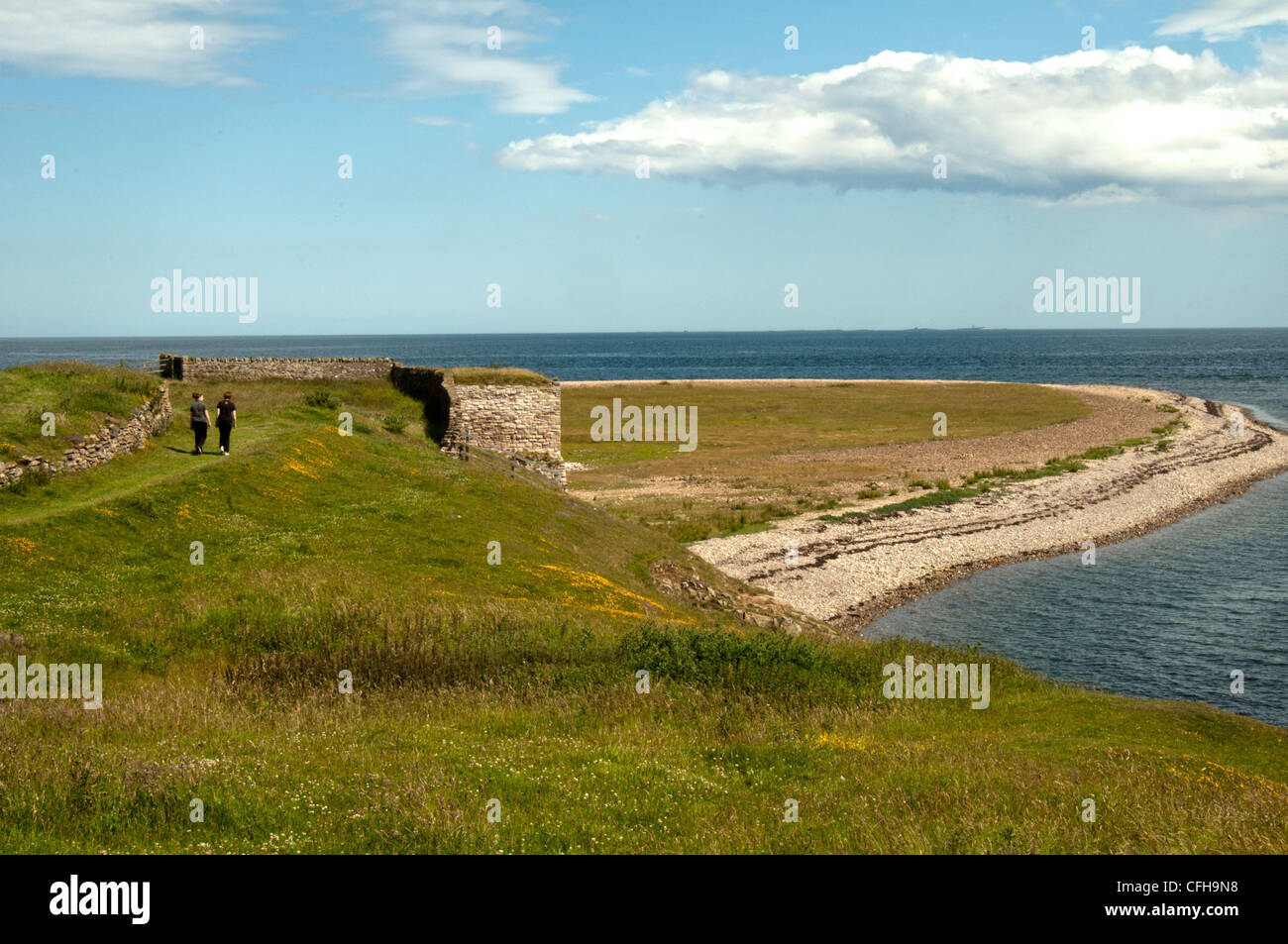 Northumberland Isola Santa dietro il castello Foto Stock