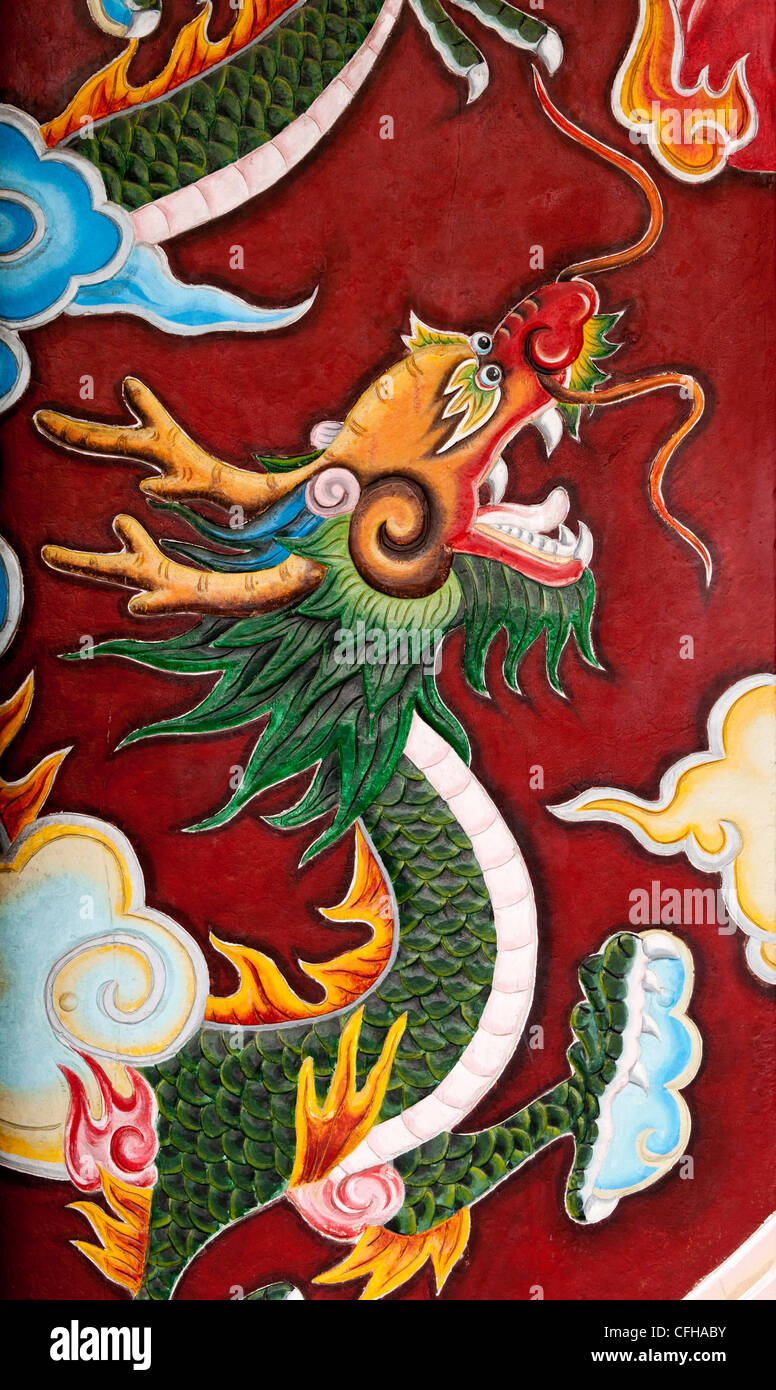 Drago dipinta su una porta di ingresso per la Quan Cong Pagoda, noto anche come la Chua Ongs tempio, Tran Phu San Hoi An, Viet Nam Foto Stock