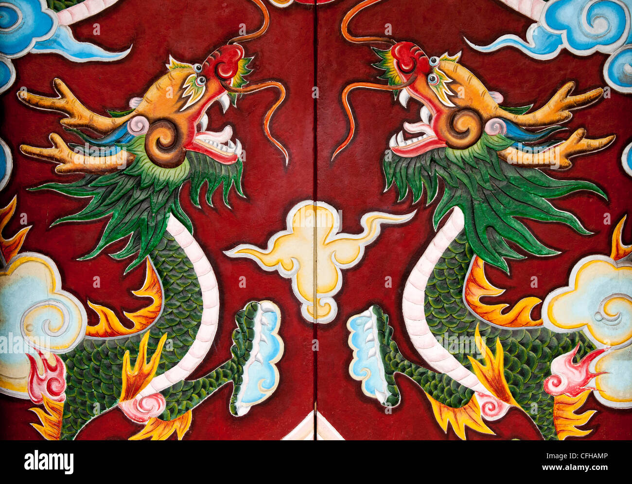 Dipinto di draghi sulle porte di ingresso per la Quan Cong Pagoda, noto anche come la Chua Ongs tempio, Tran Phu St, Hoi An, Viet Nam Foto Stock