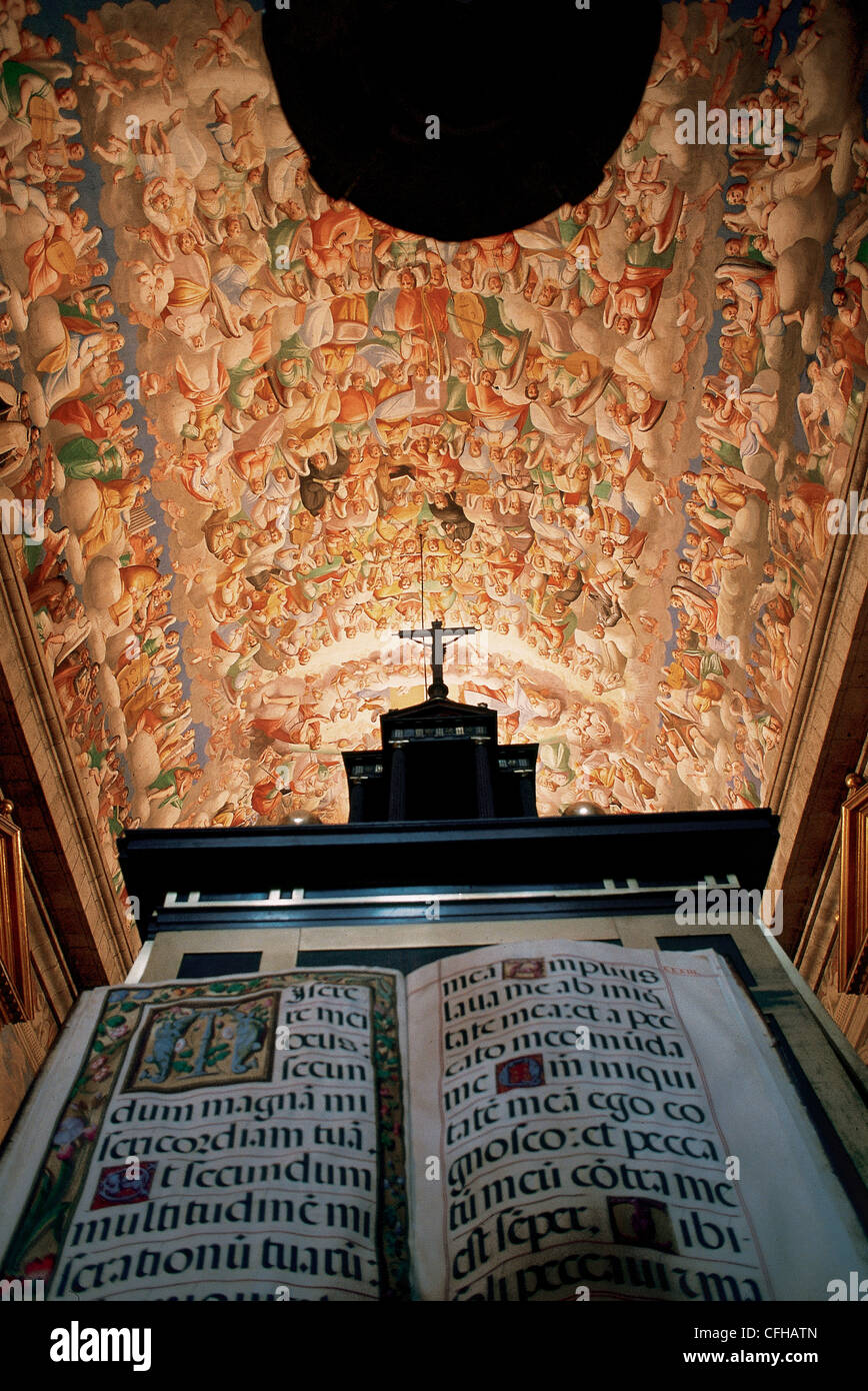 Sede Reale di San Lorenzo de El Escorial. Volta del coro religiosi decorati con affreschi di Luca Cambiaso (1527-1585). Spagna. Foto Stock