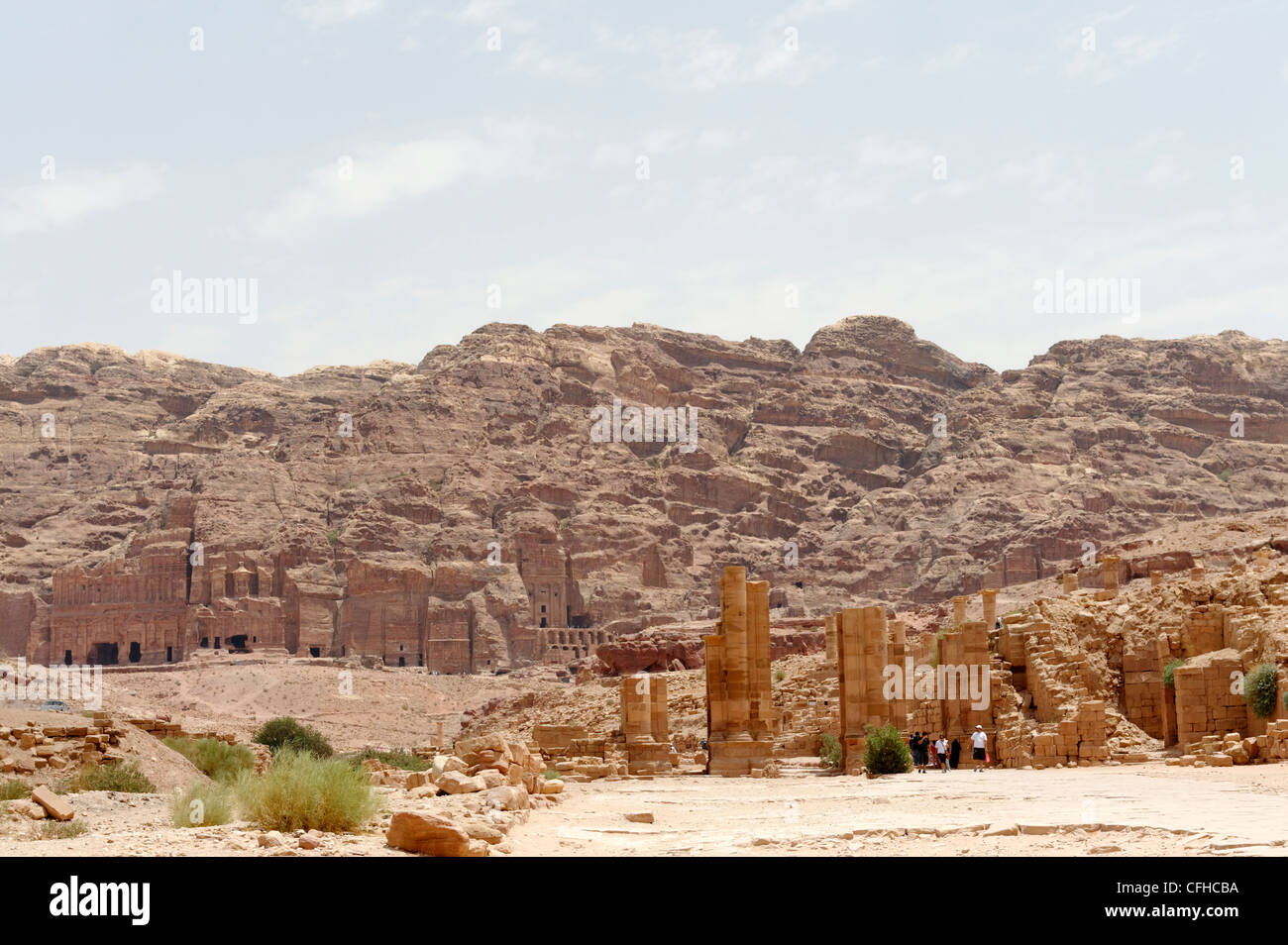 Petra. La Giordania. Viste della imponente cancello Temenos in primo piano e sullo sfondo sono le facciate delle tombe reali scavate Foto Stock