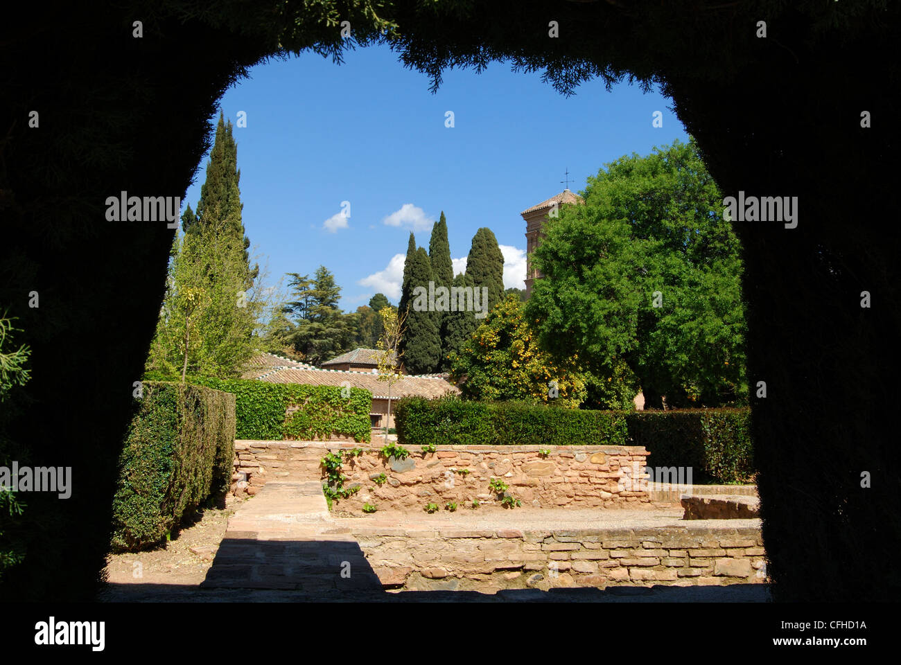 Giardini osservata attraverso una siepe arcuata con la san francisco parador al posteriore, palazzo della Alhambra di Granada, Spagna, Europa. Foto Stock