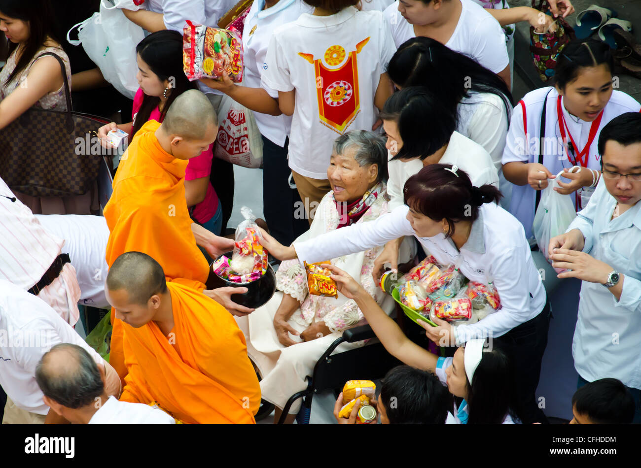Tradizionale Tailandese, la gente farà il merito di decisioni da dare il cibo a Monaco Foto Stock