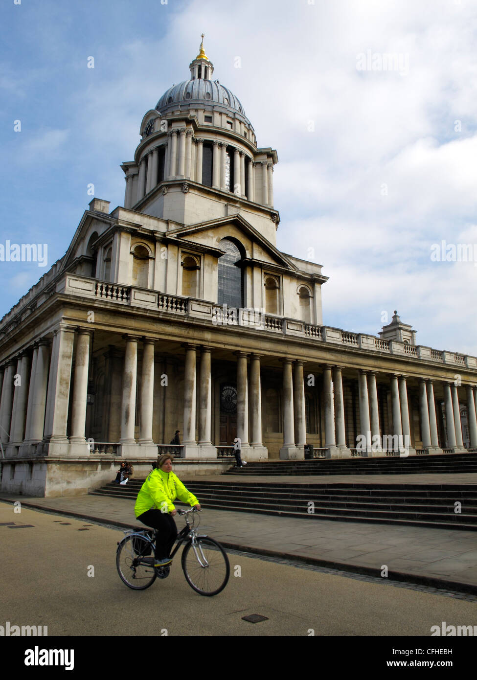 Ciclista di fronte alla regina Maria corte, Old Royal Naval College di Greenwich, London, England, Regno Unito Foto Stock