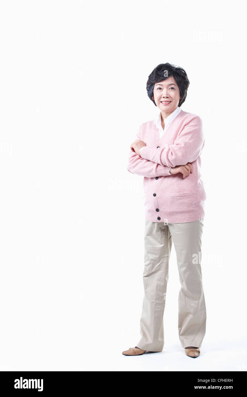 Una donna anziana con le braccia piegate Foto Stock