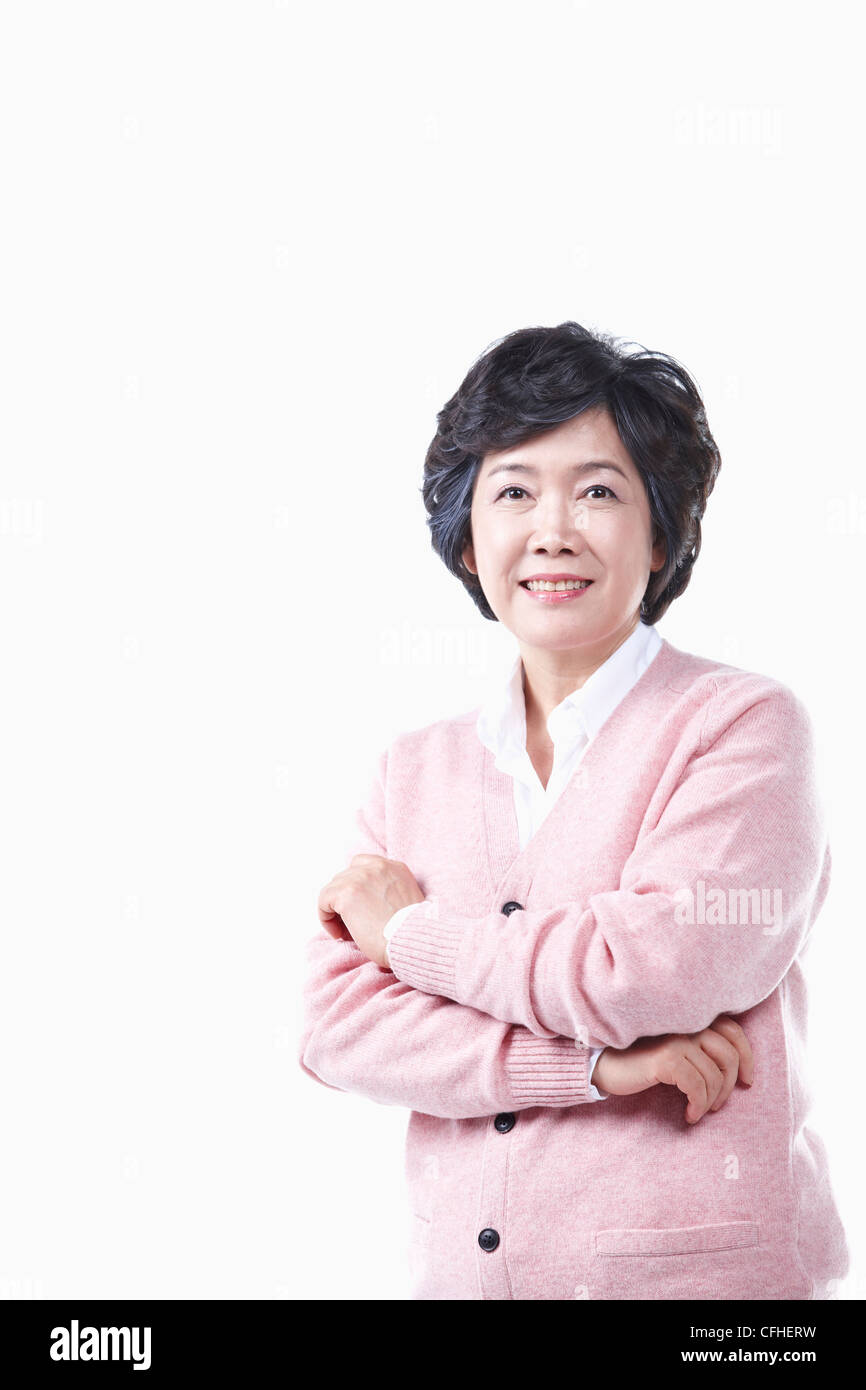Una donna anziana con le braccia piegate Foto Stock