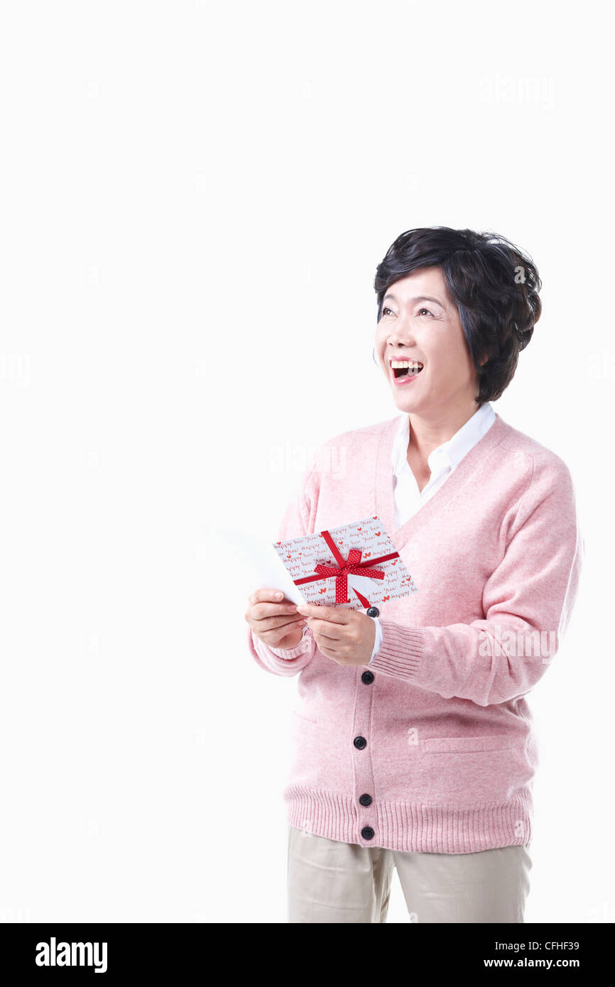 Un sorridente donna anziana con una scheda Foto Stock