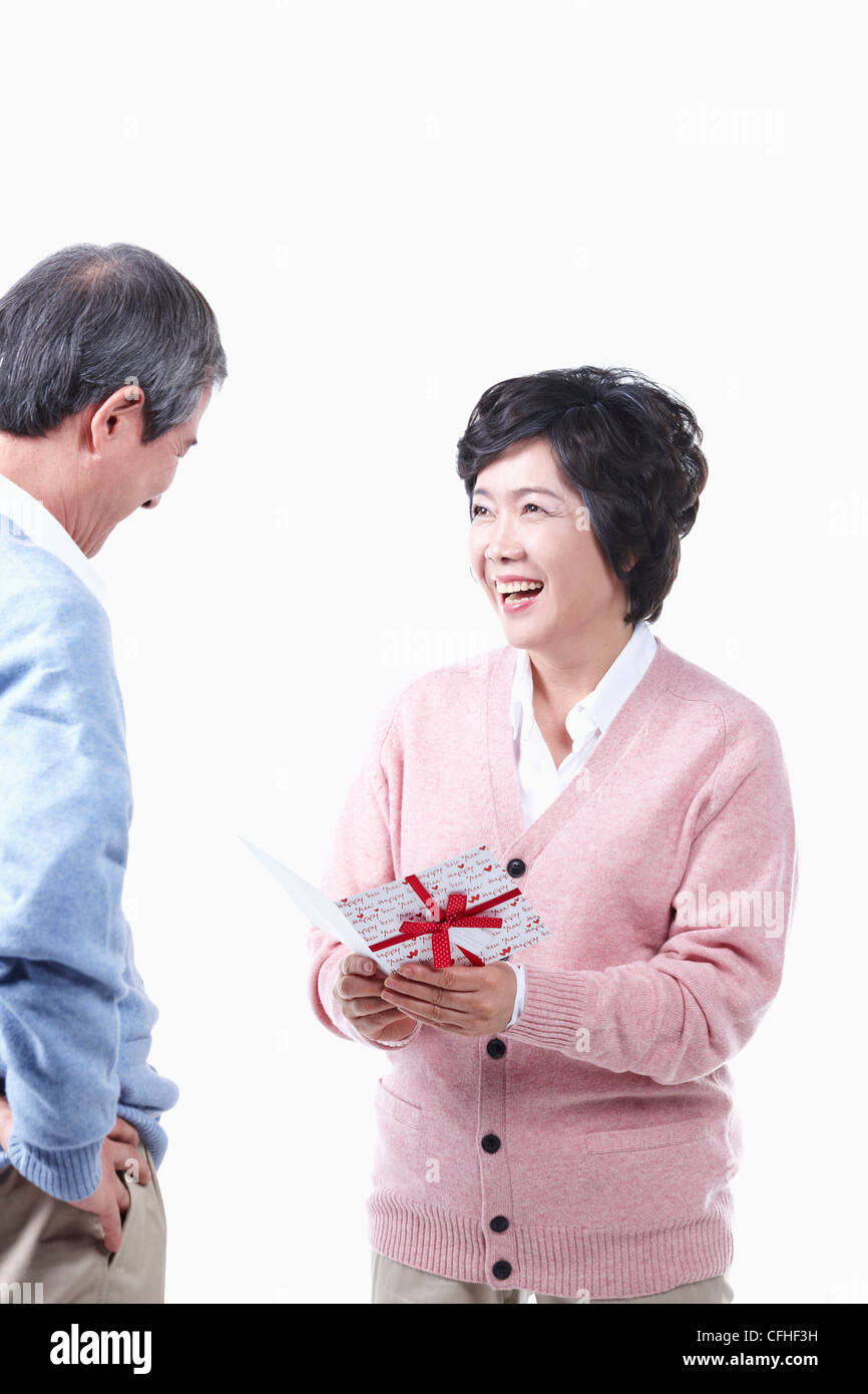 Un anziano uomo e donna con una scheda Foto Stock