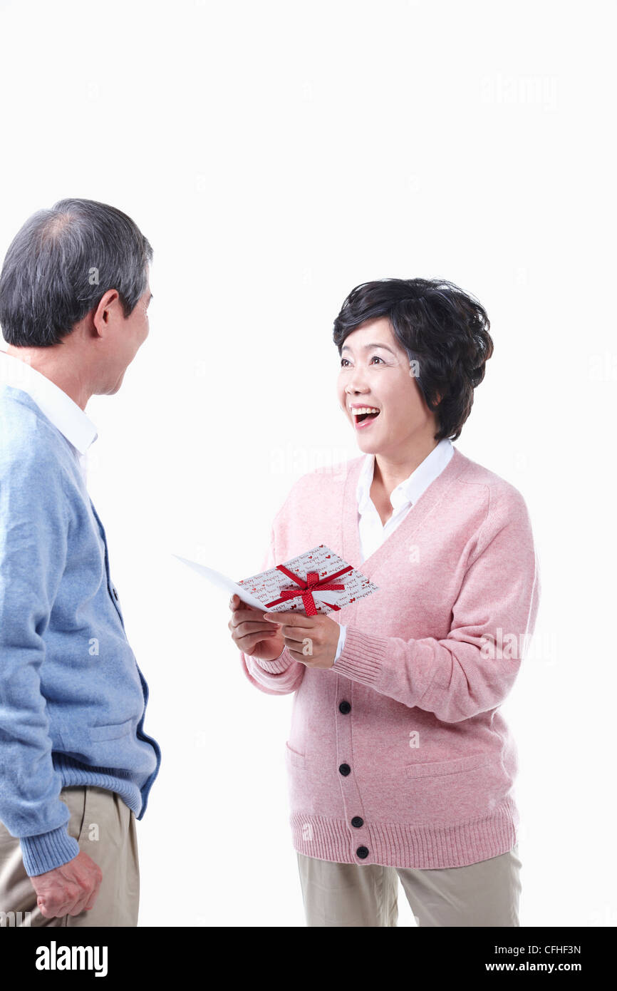 Un anziano uomo e donna con una scheda Foto Stock