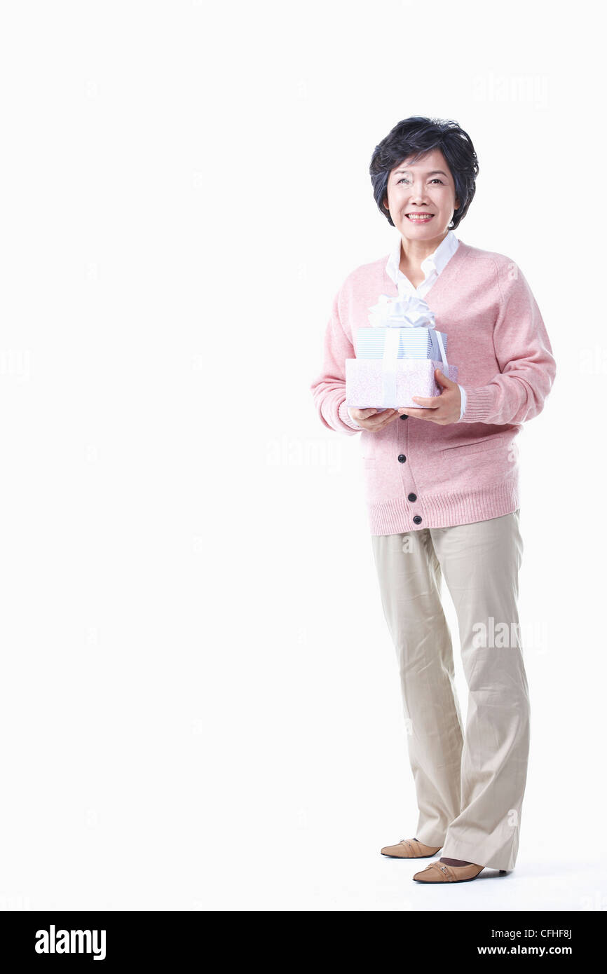 Una donna anziana con il dono Foto Stock
