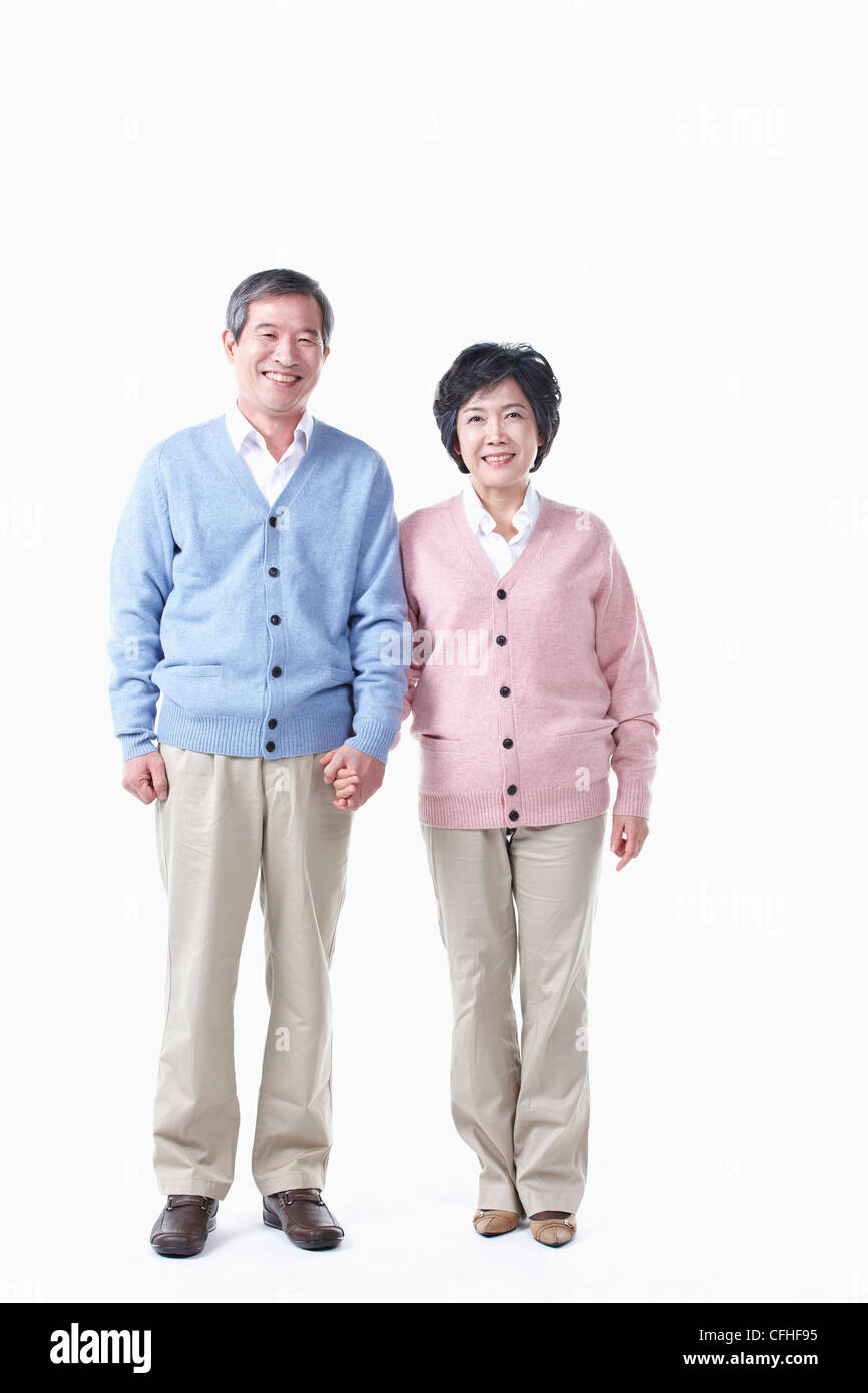 Un anziano uomo e donna tenendo le mani insieme Foto Stock