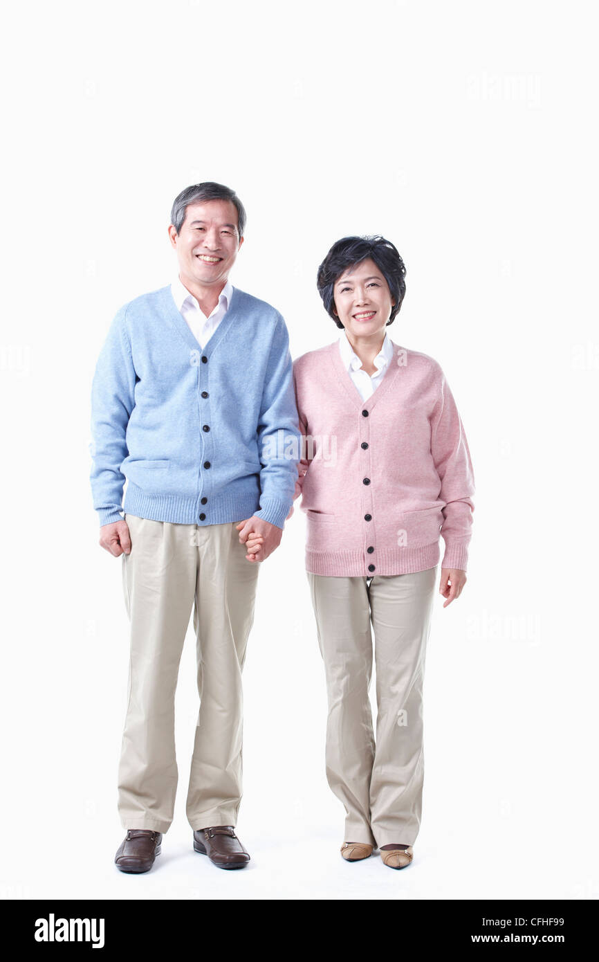 Un anziano uomo e donna tenendo le mani insieme Foto Stock