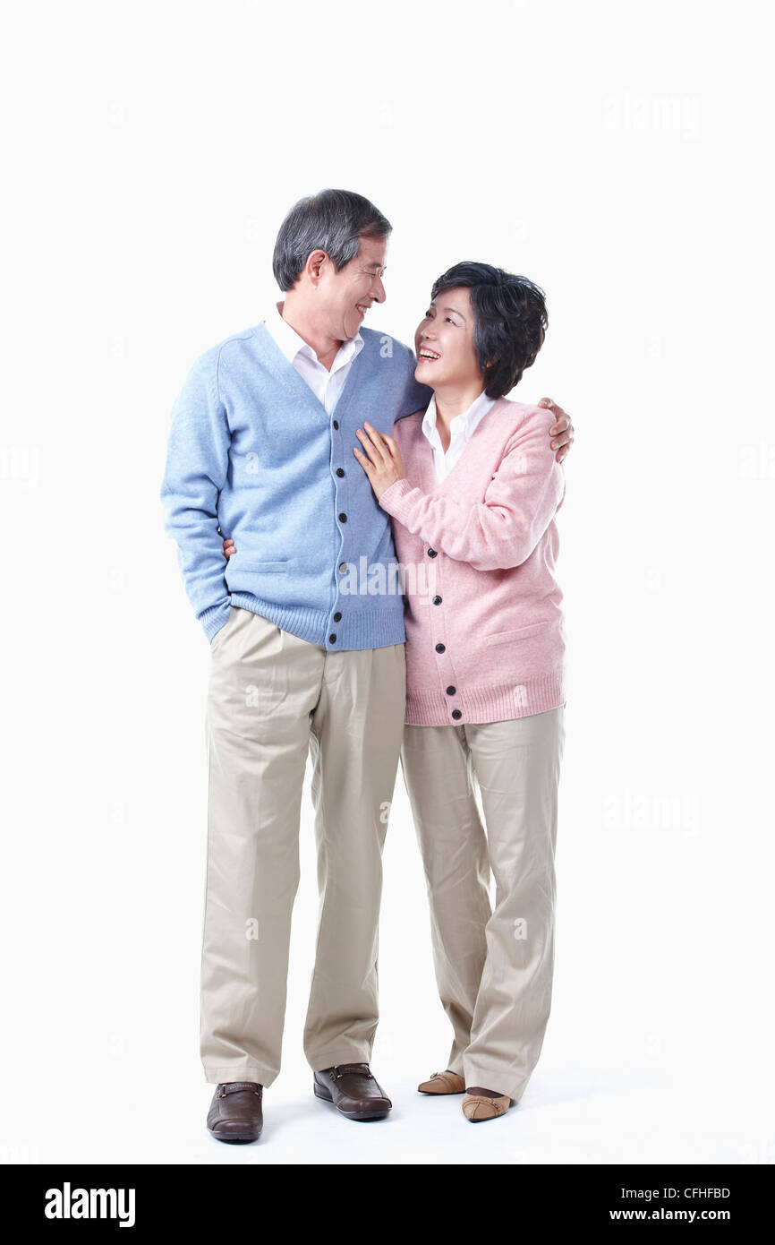 Un anziano uomo e donna sorridente ad ogni altro Foto Stock