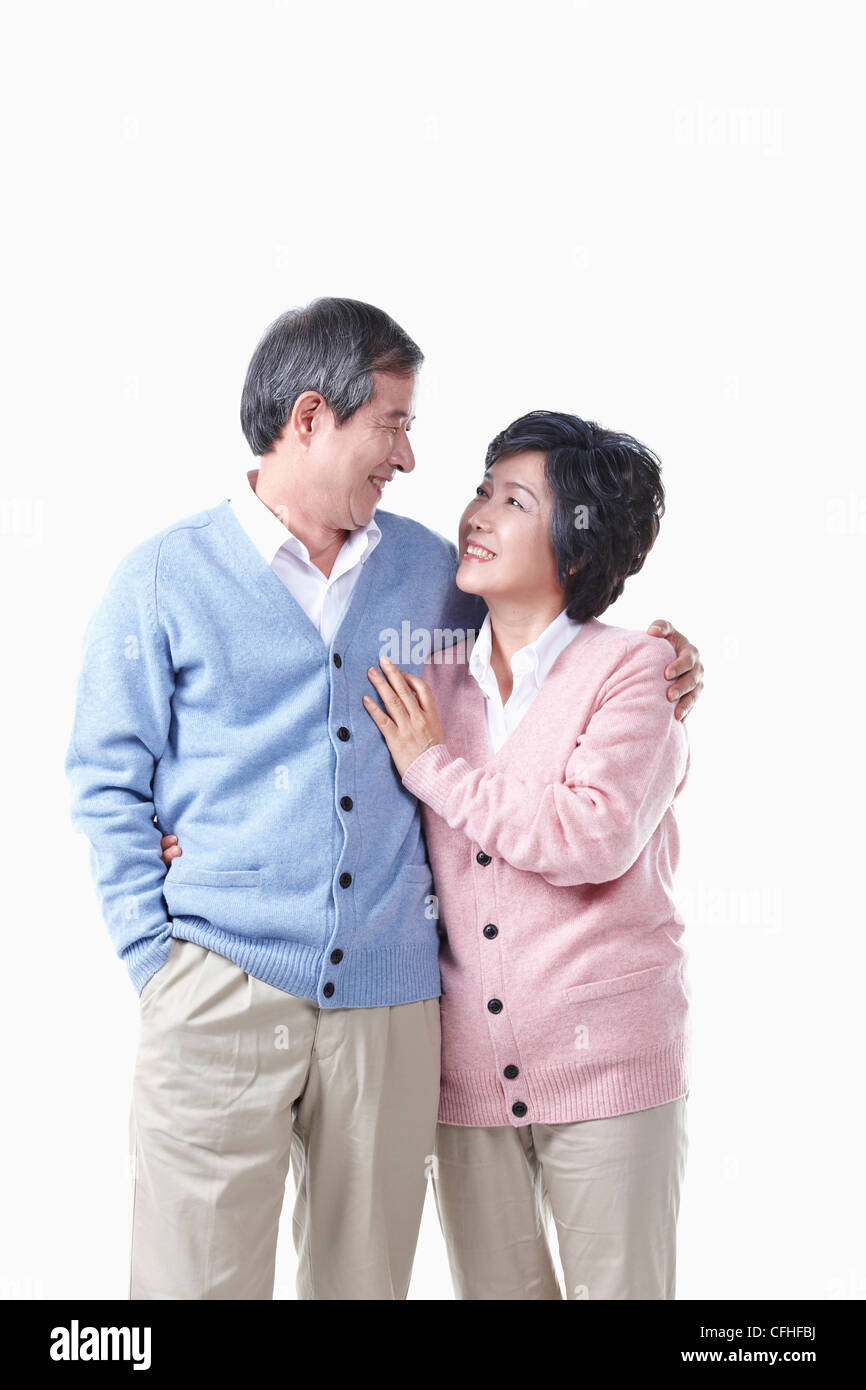 Un anziano uomo e donna sorridente ad ogni altro Foto Stock