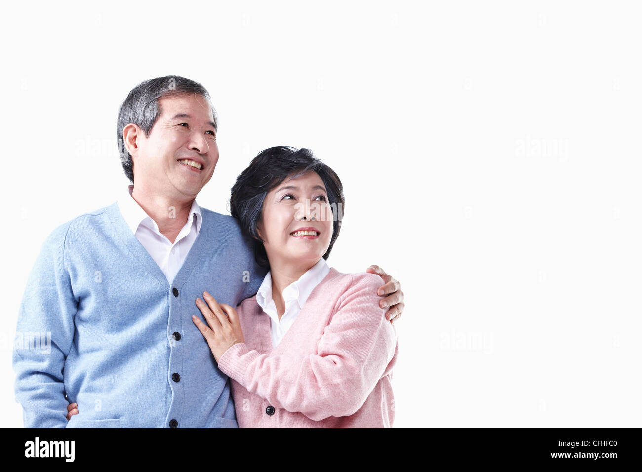 Un anziano uomo e donna guardando il cielo insieme Foto Stock
