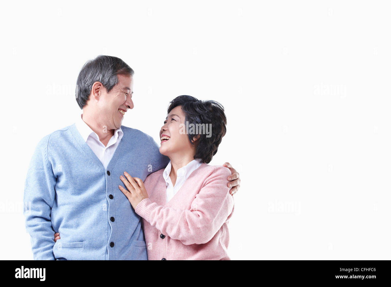 Un anziano uomo e donna sorridente ad ogni altro Foto Stock