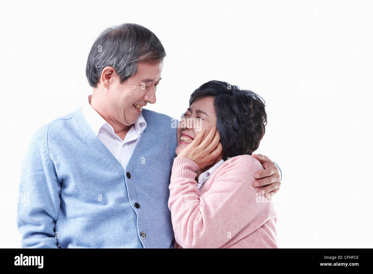 Un anziano uomo e donna sorridente ad ogni altro Foto Stock