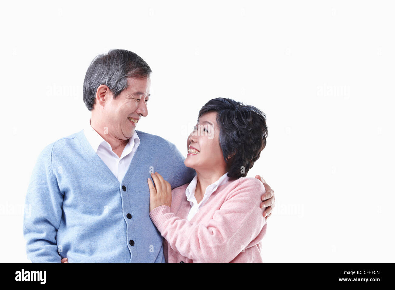 Un anziano uomo e donna sorridente ad ogni altro Foto Stock
