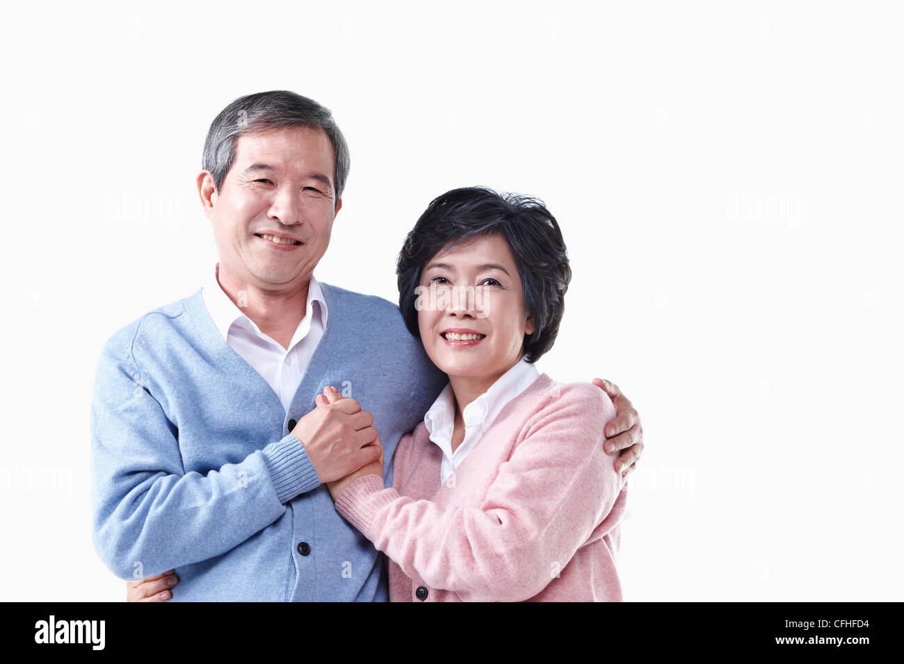 Un anziano uomo e donna tenendo le mani insieme Foto Stock