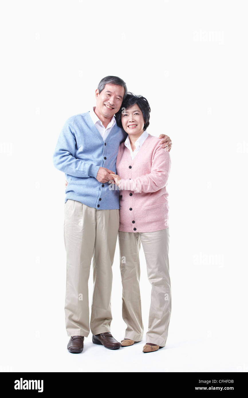 Un anziano uomo e donna tenendo le mani insieme Foto Stock