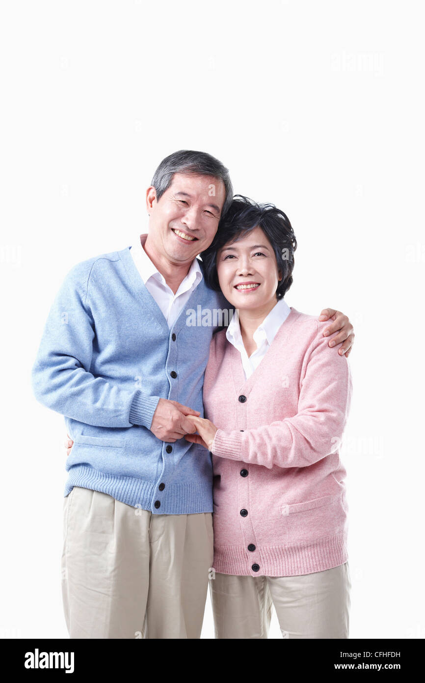 Un anziano uomo e donna tenendo le mani insieme Foto Stock